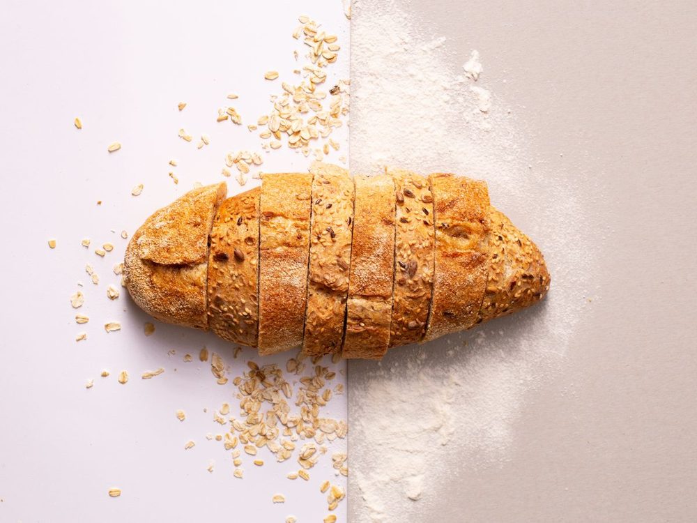 Frisch aufgeschnittenes Körner-Baguette